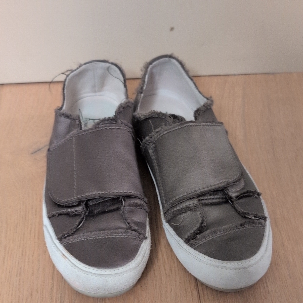Gray Slip-On Sneakers with Adjustable Strap and Rubber Sole